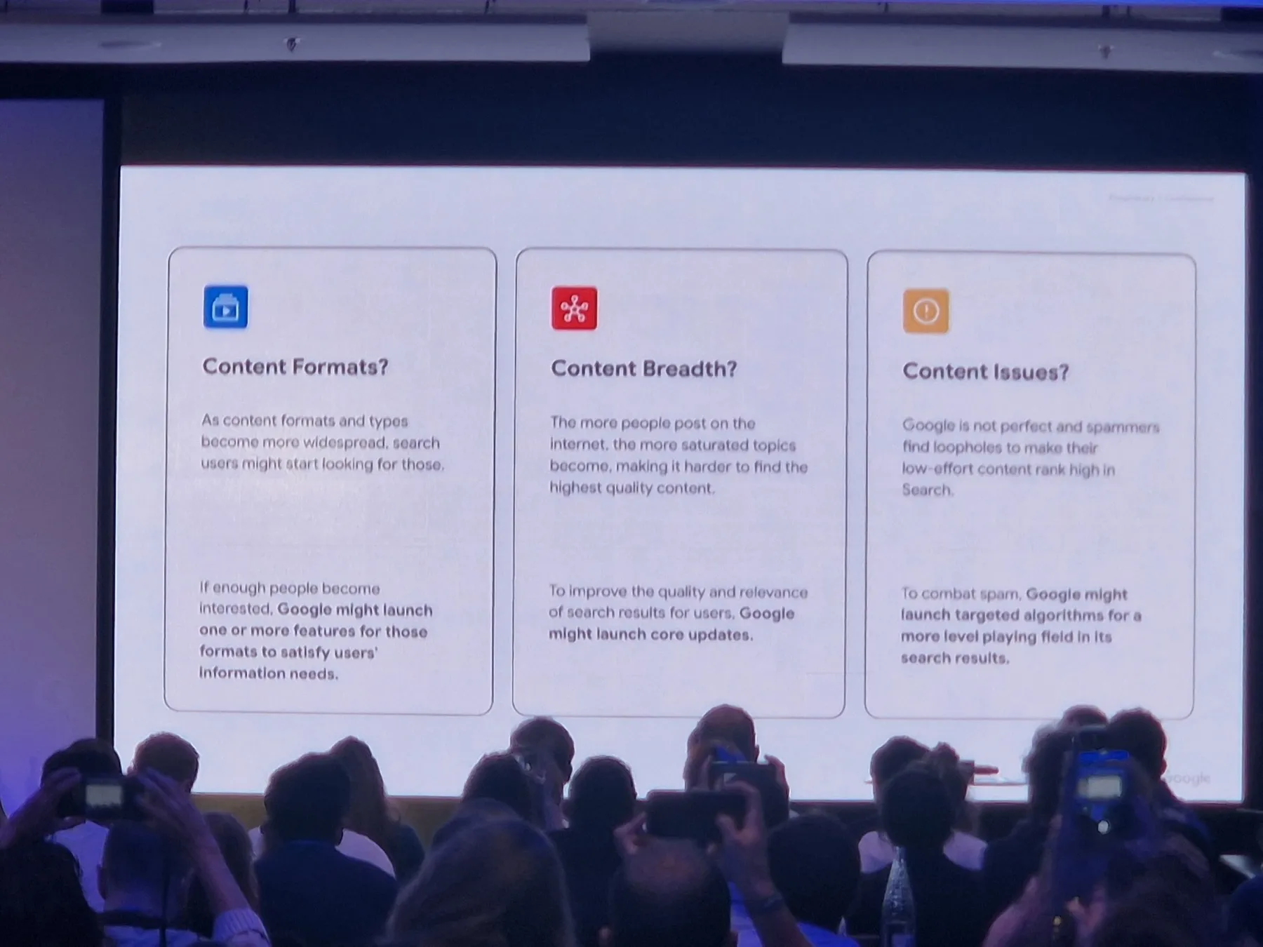 Slide con tres motivos por los que Google actualiza sus sistemas: content formats, content breadth y content issues