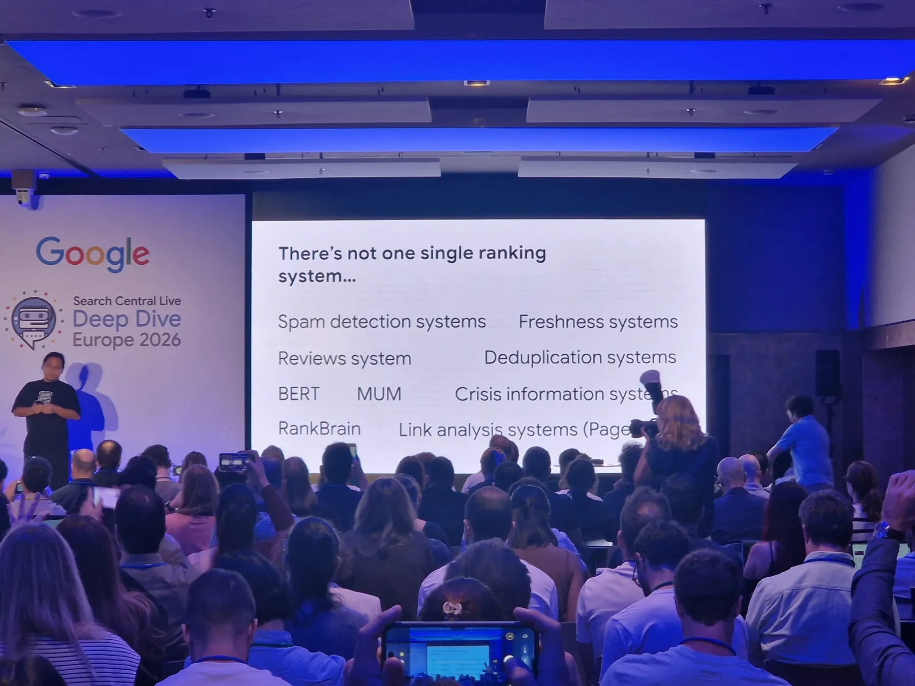 Slide "There's not one single ranking system": spam detection, freshness, reviews, deduplication, BERT, MUM, crisis information, RankBrain y link analysis